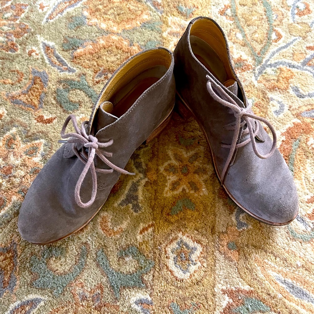 EUC Clark’s Originals Suede Gray Booties SIZE 8